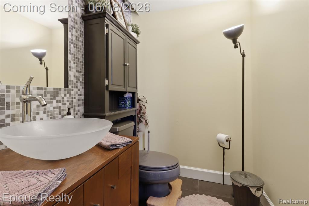 21085 Metroview Road, Farmington, MI 48335 — Photo 32