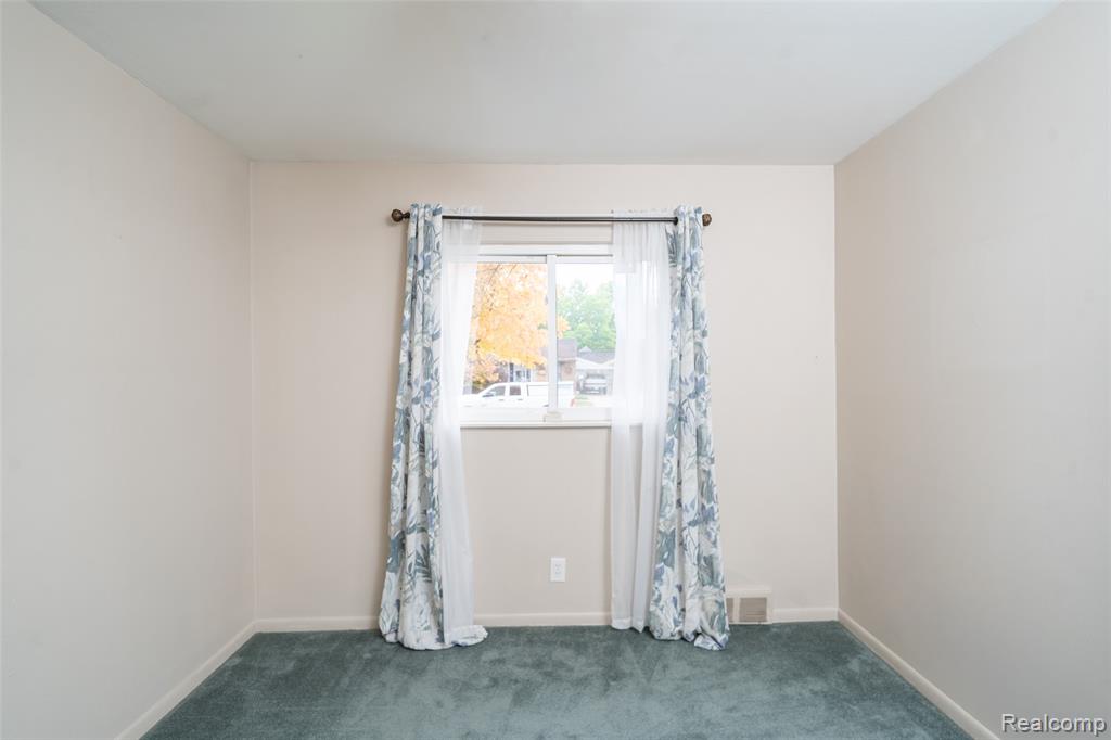 5247 Lyons Circle S, Warren, MI 48092 — Photo 33
