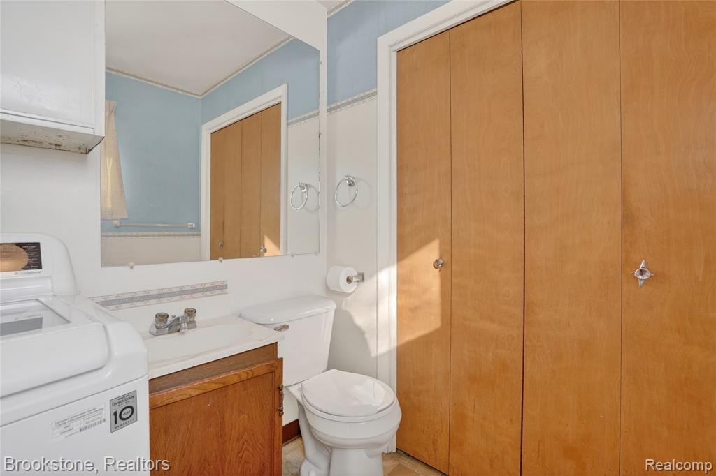 300 N Kibbee Street, MI 48879 — Photo 25