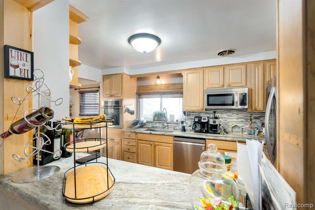 392 Cambridge Drive, Mount Clemens, MI 48043 — Photo 16