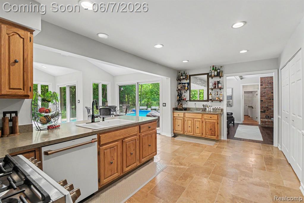 4071 Shore Crest Drive, West Bloomfield, MI 48323 — Photo 10