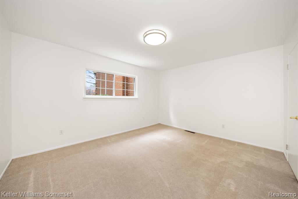 739 E FOX HILLS Drive, Bloomfield Hills, MI 48304 — Photo 13