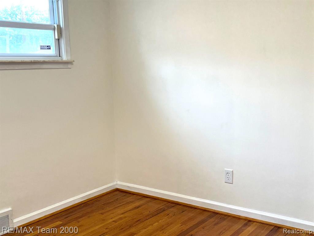 8252 DALE Street, Dearborn Heights, MI 48127 — Photo 9