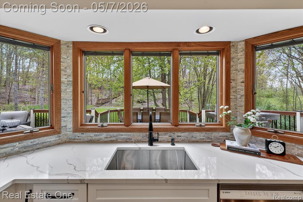 38967 Holsworth Court, Farmington, MI 48331 — Photo 20