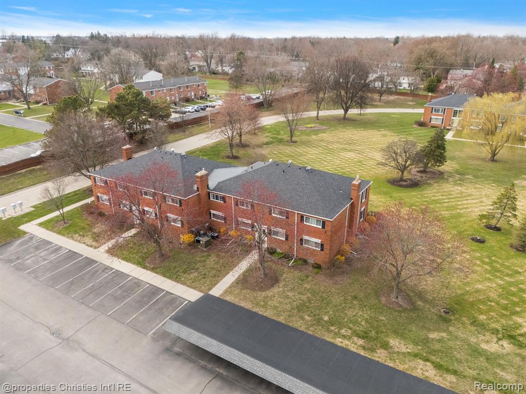 636 E FOX HILLS Drive, Bloomfield Hills, MI 48304 — Photo 33