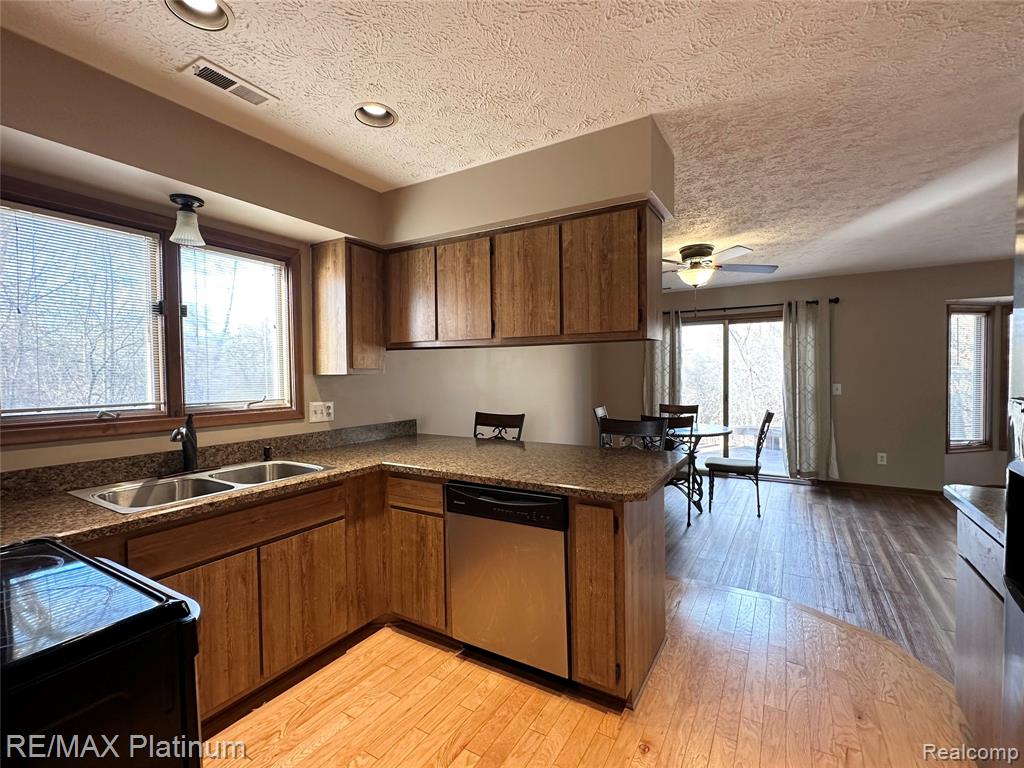 470 Woodstone Road, 33, Waterford, MI 48327 — Photo 4