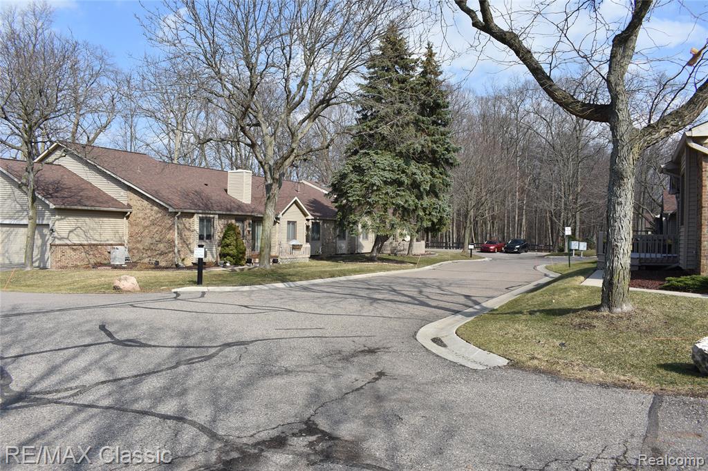 7901 Lawrence, West Bloomfield, MI — Photo 38