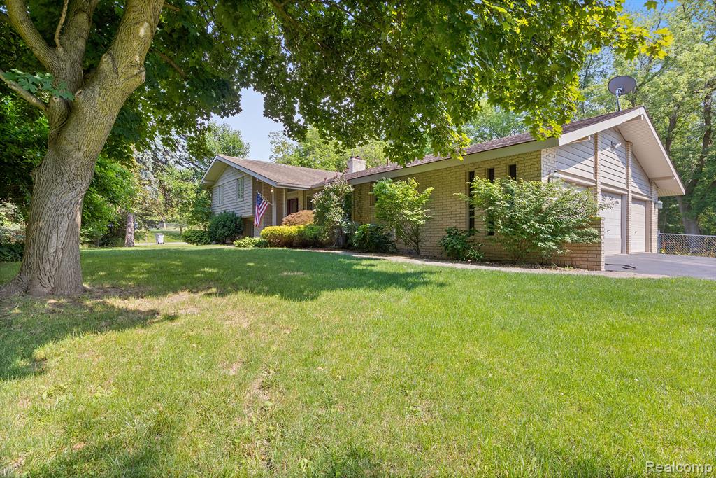 54655 PONTIAC Trail, Milford, MI 48381 — Photo 49