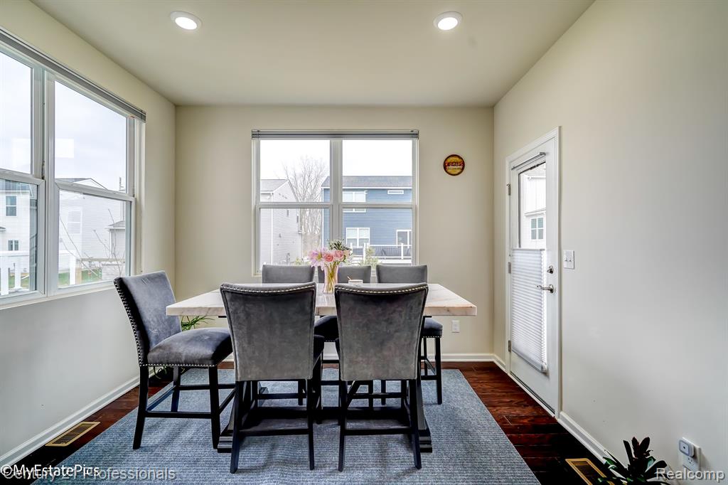 6044 FIELDSTONE Circle, South Lyon, MI 48178 — Photo 16