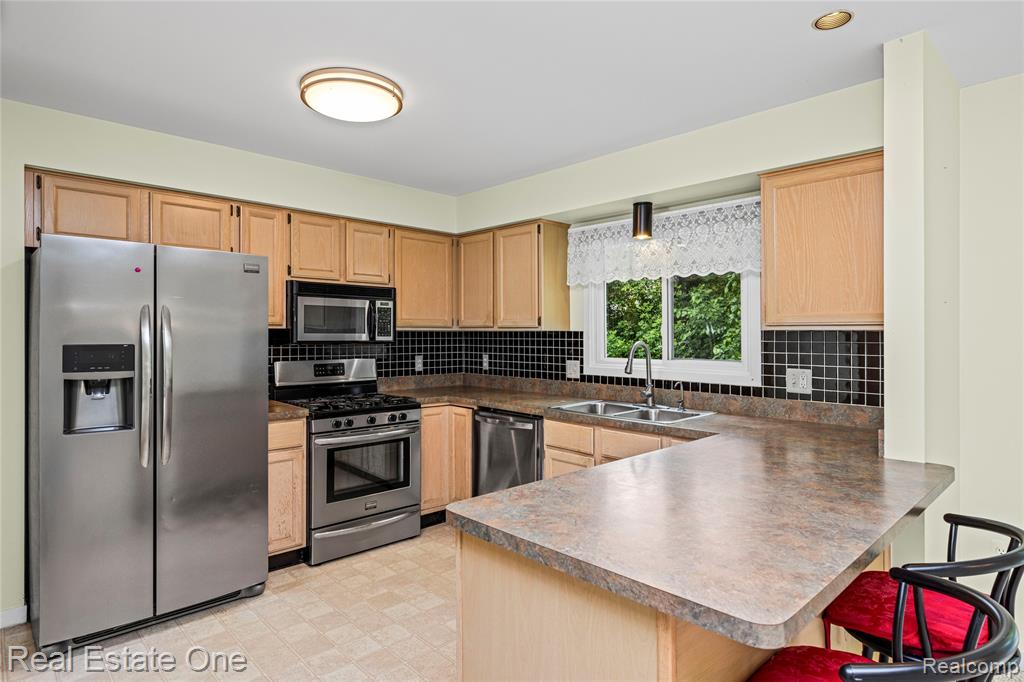 4642 Ponderosa Street, Commerce Twp, MI 48382 — Photo 11