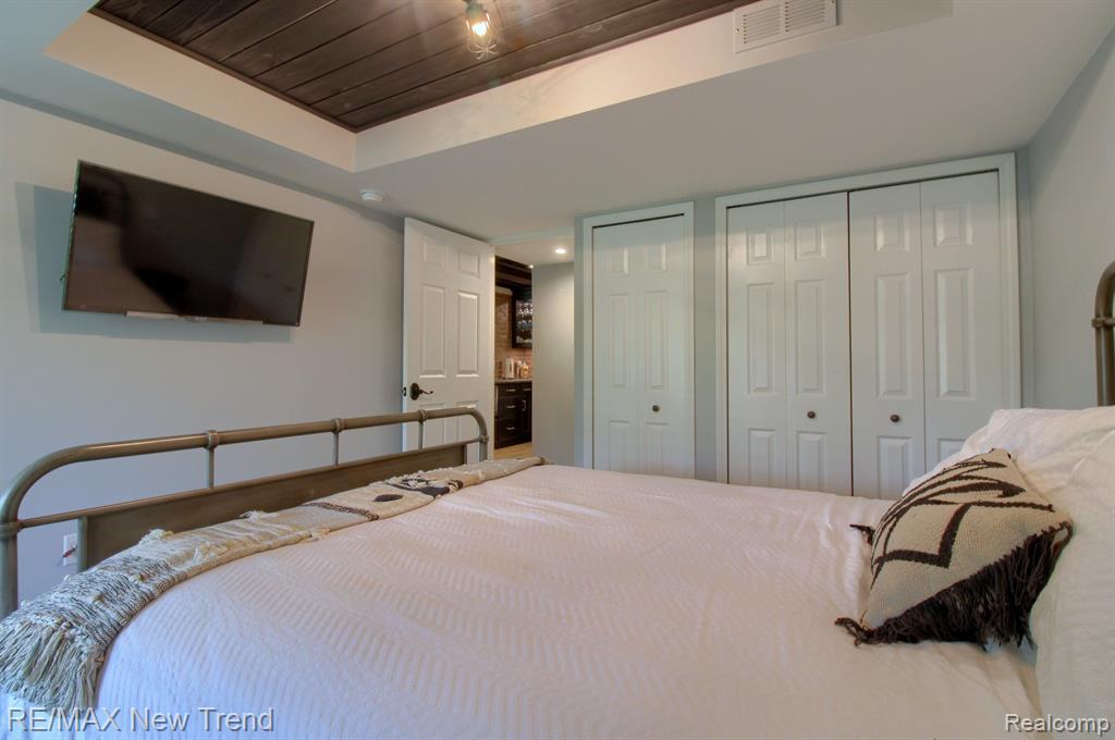 9457 DALEVIEW Drive, South Lyon, MI 48178 — Photo 36