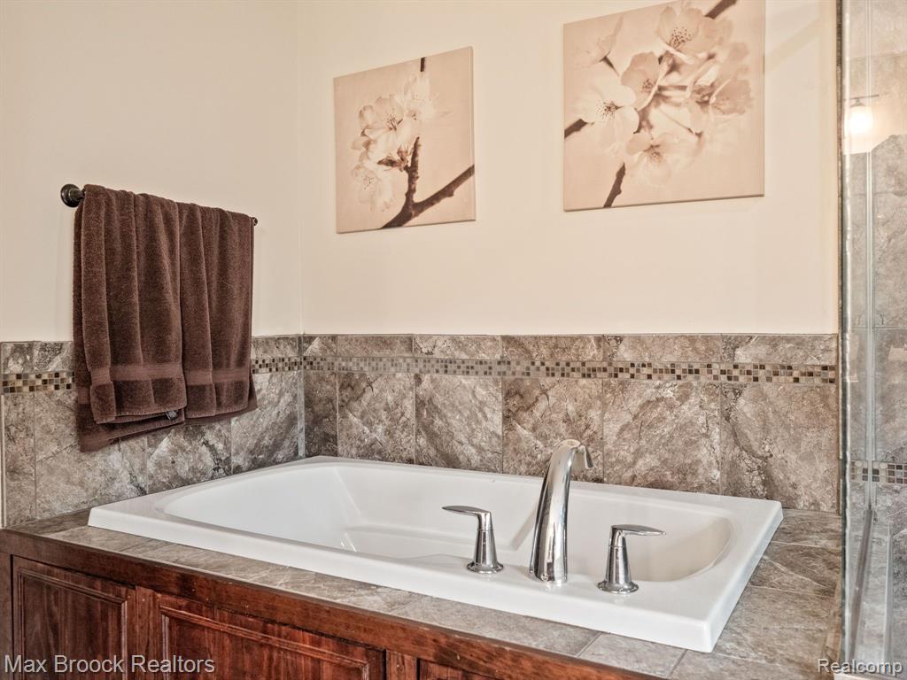 6570 CASTLE Drive, Bloomfield Hills, MI 48301 — Photo 31