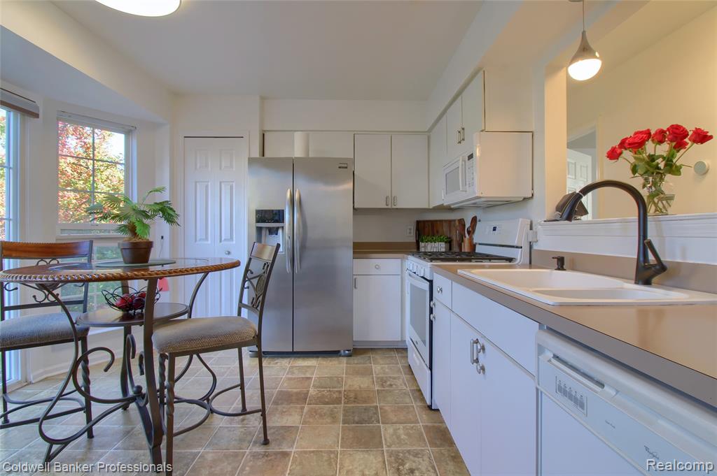 4281 Hunters Circle W, Canton, MI 48188 — Photo 9