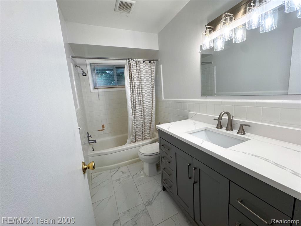 8390 Winston Lane, Dearborn Heights, MI 48127 — Photo 7