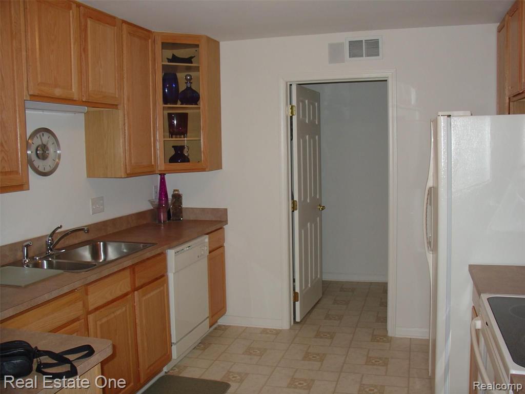 700 AMBERLY DR UNIT B, Waterford, MI 48328 — Photo 5