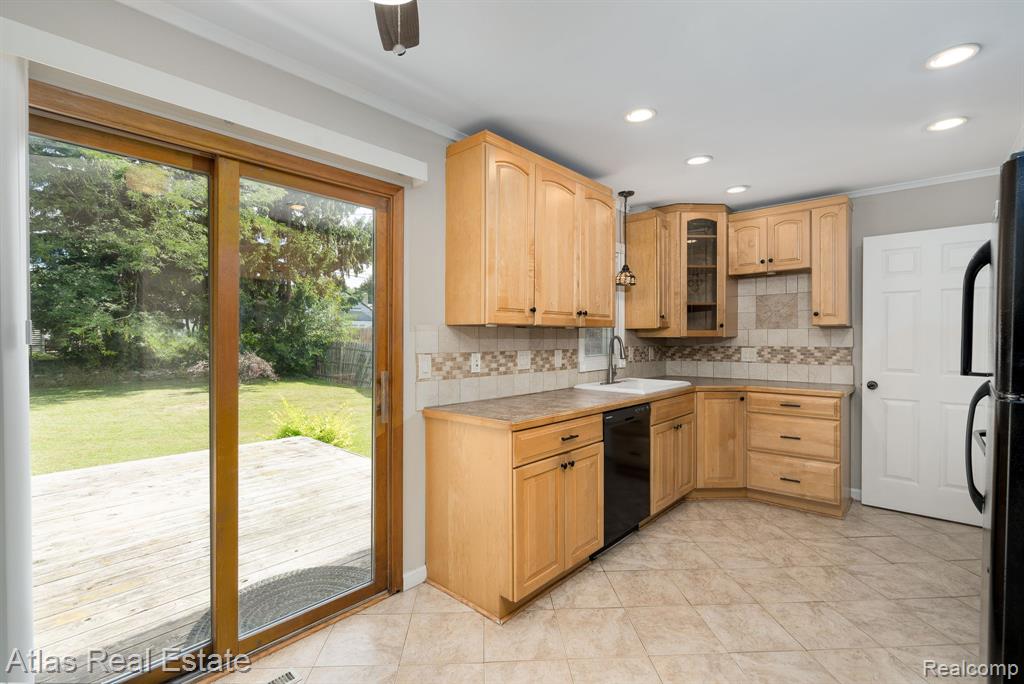 832 Southwood Drive, Fenton, MI 48430 — Photo 12