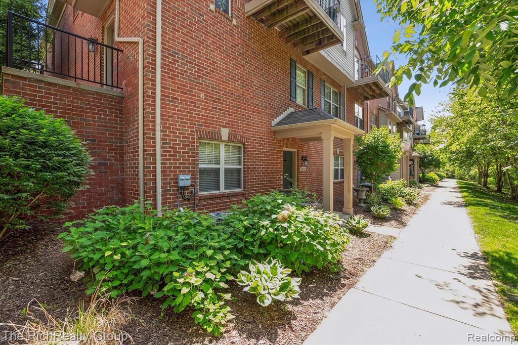 39640 ROCKCREST Lane, Northville, MI 48168 — Photo 2