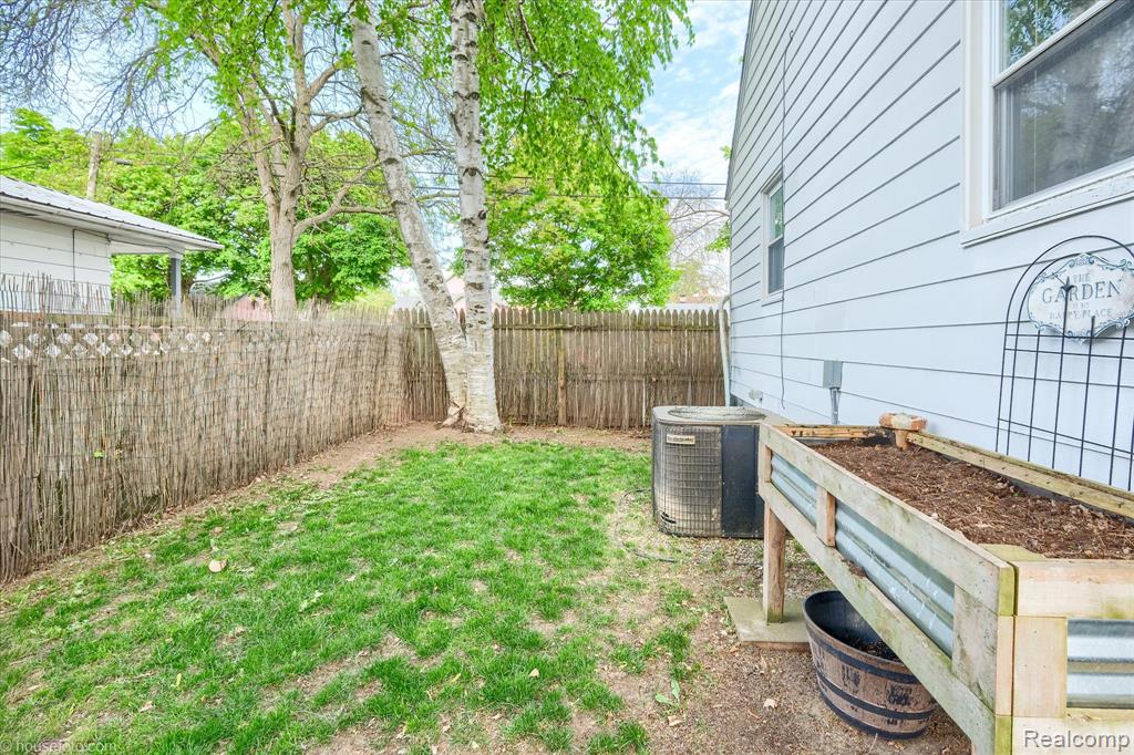 825 N Monroe Street, Lapeer, MI 48446 — Photo 3