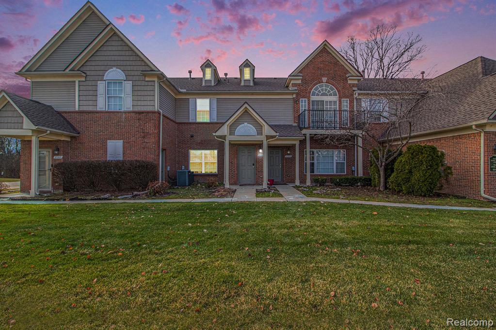 27261 HIDDEN OAKS Drive, Trenton, MI 48183 — Photo 2