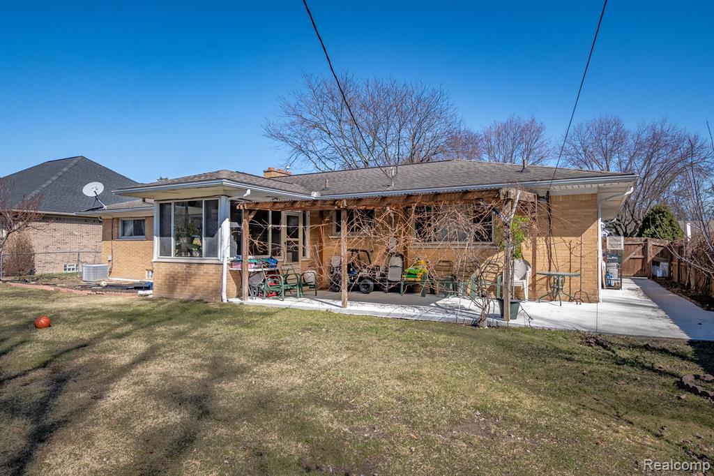 42323 TESSMER Drive, Sterling Heights, MI 48314 — Photo 34