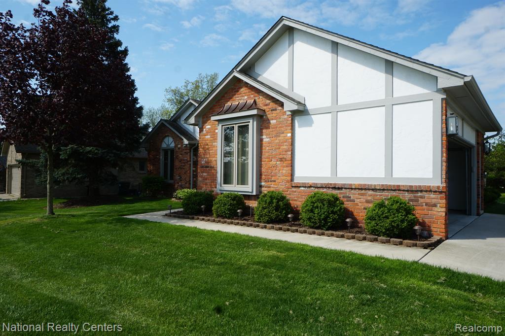 441 SANDALWOOD Drive, Rochester Hills, MI 48307 — Photo 44