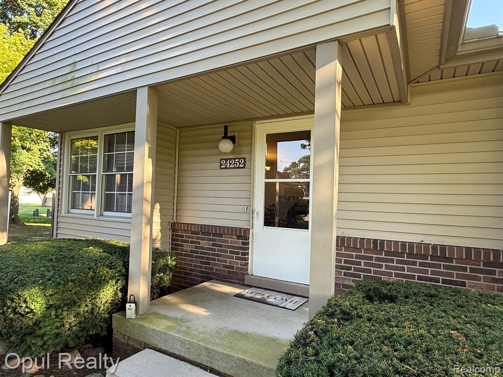 24252 Bashian Drive, Novi, MI — Photo 2