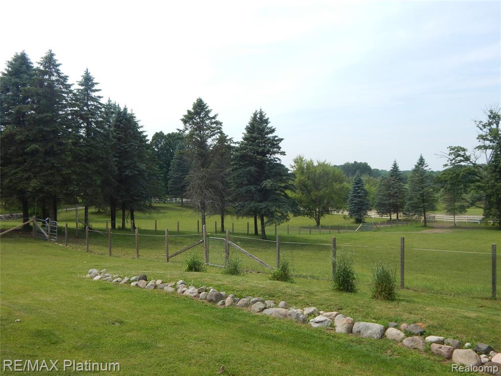 2025 W Rose Center Road, Holly, MI 48442 — Photo 31