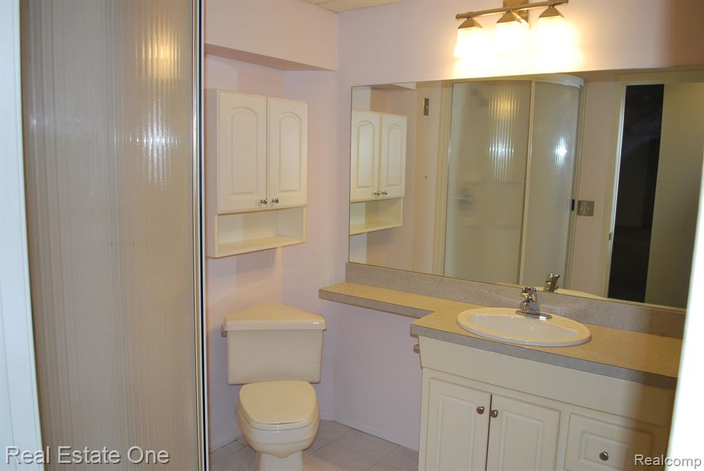 697 RAVENCREST Lane, 5, Westland, MI — Photo 33