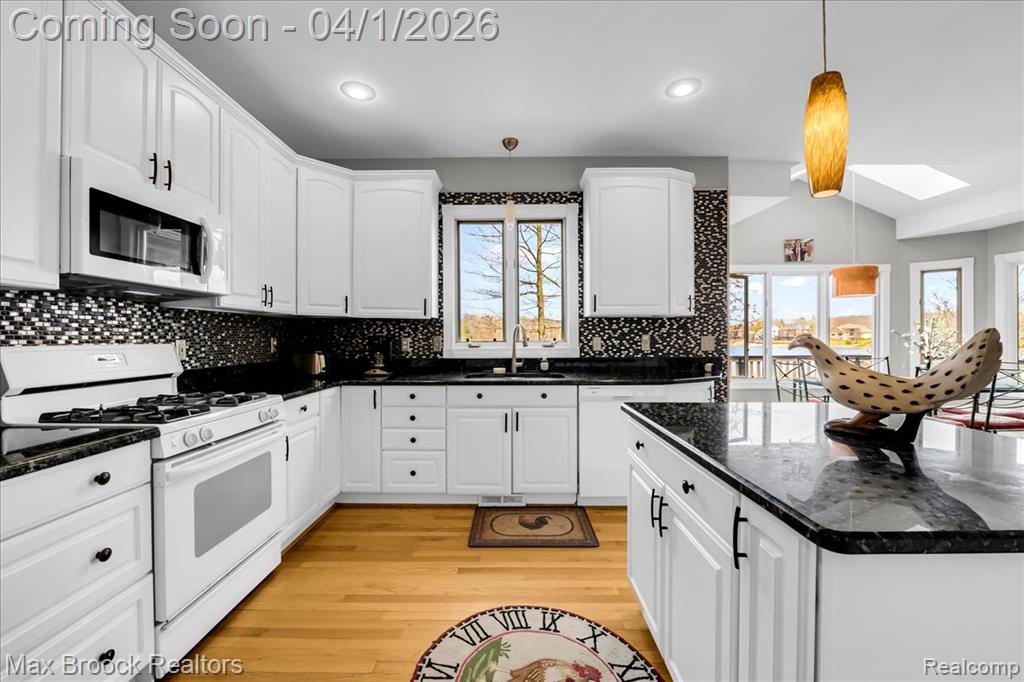 3370 Sutton Lane, Commerce Twp, MI 48390 — Photo 13