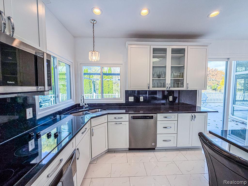 7240 Aaronway Drive, West Bloomfield, MI 48324 — Photo 15