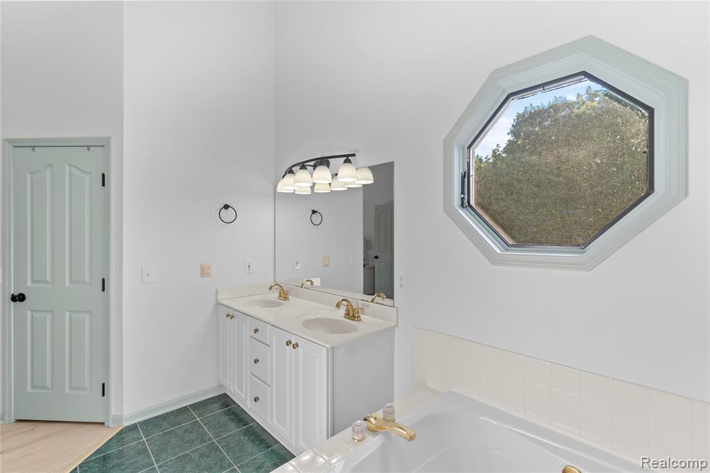 5366 Warwick Trail, Grand Blanc, MI 48439 — Photo 40