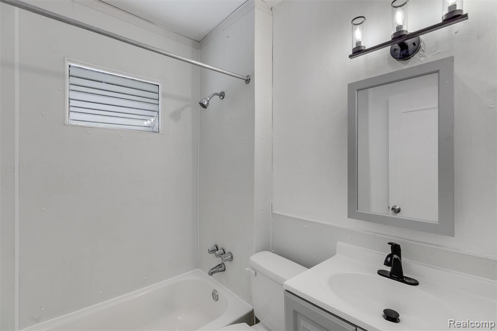 15358 Charles R Avenue, Eastpointe, MI 48021 — Photo 16
