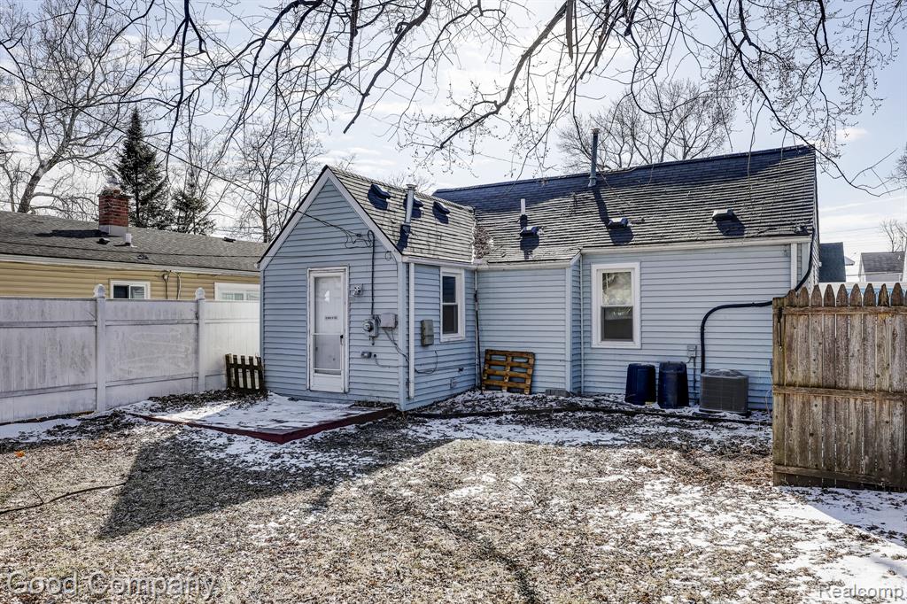 555 E Mahan Avenue, Hazel Park, MI 48030 — Photo 24