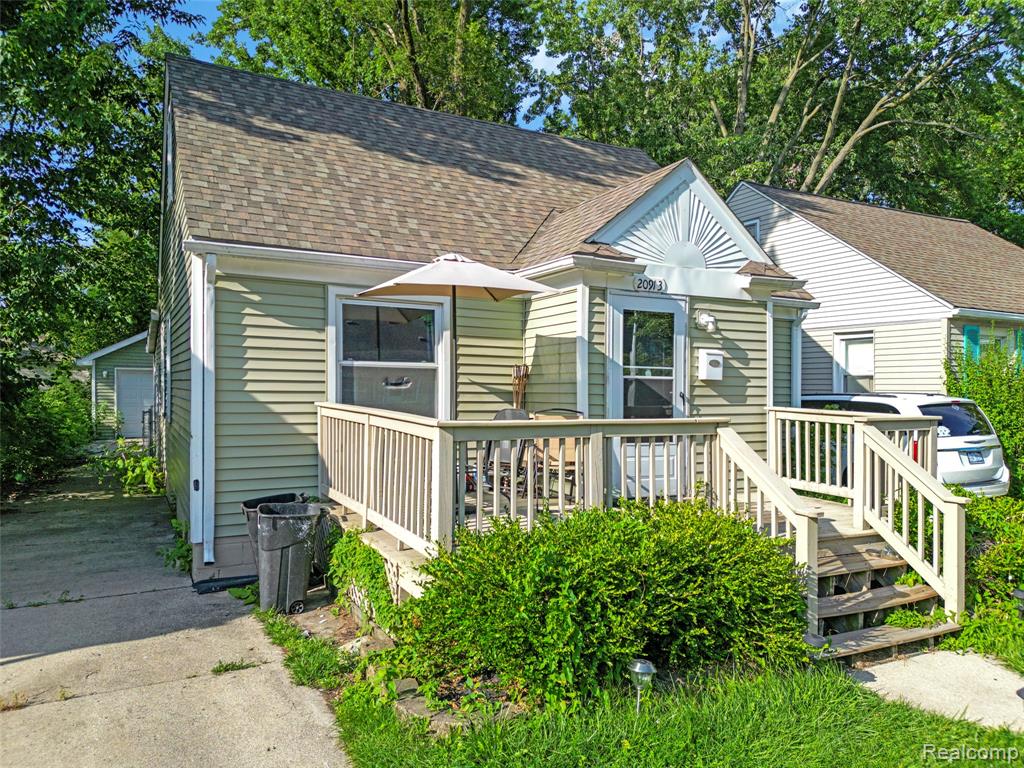 20913 Ridgemont Road, Harper Woods, MI 48225 — Photo 16