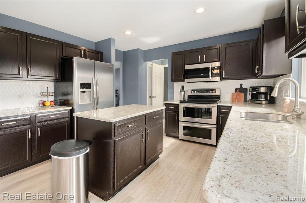 7971 Turrillium Lane, Waterford, MI 48327 — Photo 9