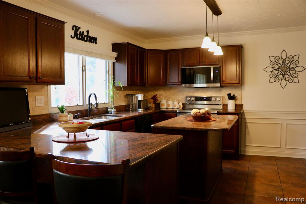 46877 W ANN ARBOR Trail, Plymouth, MI 48170 — Photo 6