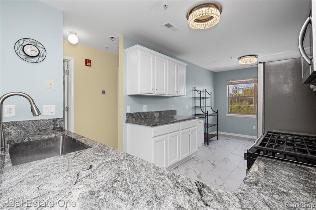 160 Sandy Lane, Walled Lake, MI 48390 — Photo 27