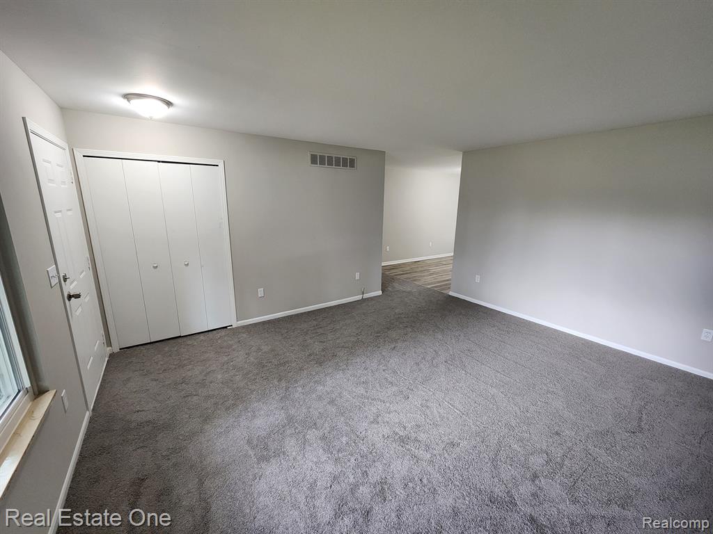 700 W GARDENIA Avenue, Madison Heights, MI 48071 — Photo 11