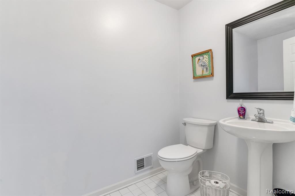 1071 OLD LEAKE, Holly, MI 48442 — Photo 18