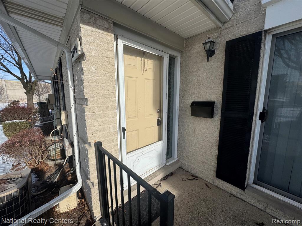 8514 Hampshire Drive, Sterling Heights, MI 48313 — Photo 2