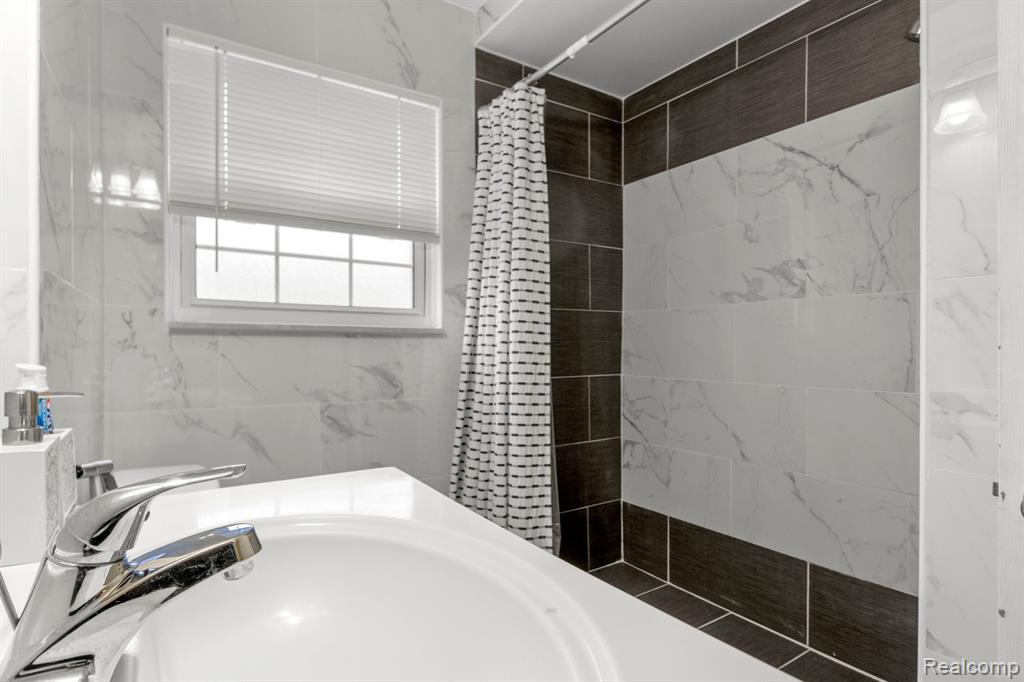 6483 N SILVERY Lane, Dearborn Heights, MI 48127 — Photo 18