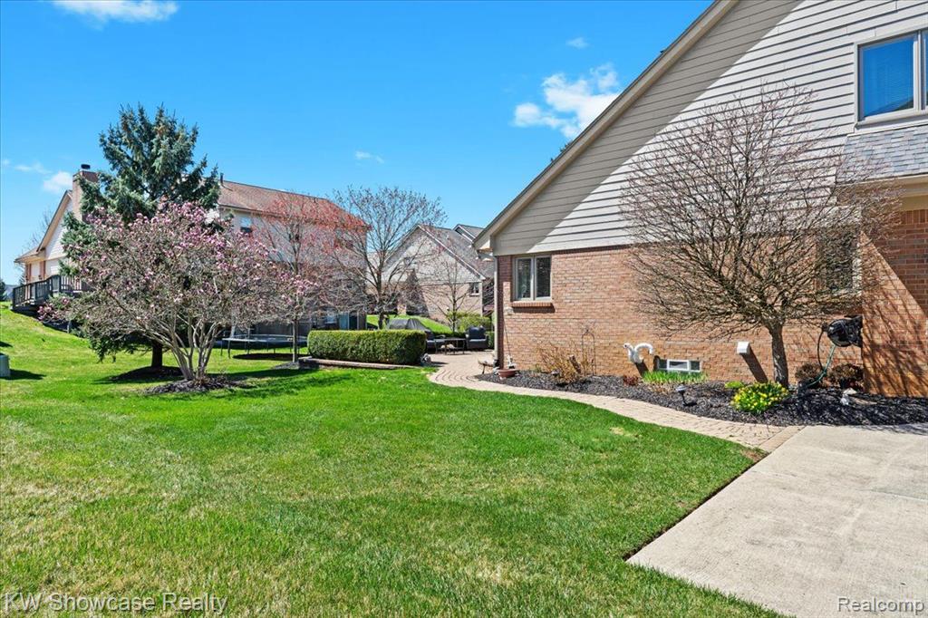 54771 GRENELEFE Circle E, South Lyon, MI 48178 — Photo 33