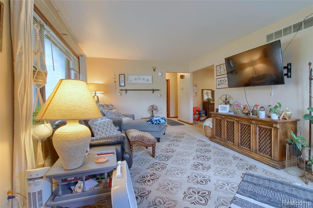 600 Oakville Waltz Road N, New Boston, MI 48164 — Photo 5