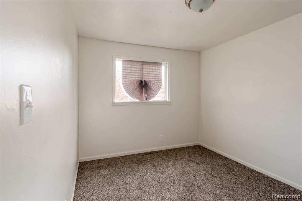 2303 W COLDWATER Road, Flint, MI 48505 — Photo 12