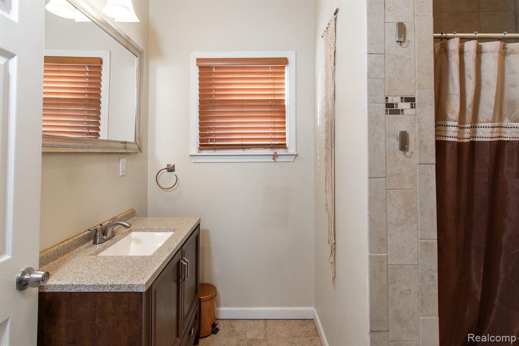 611 PLUM Street, Wyandotte, MI 48192 — Photo 16