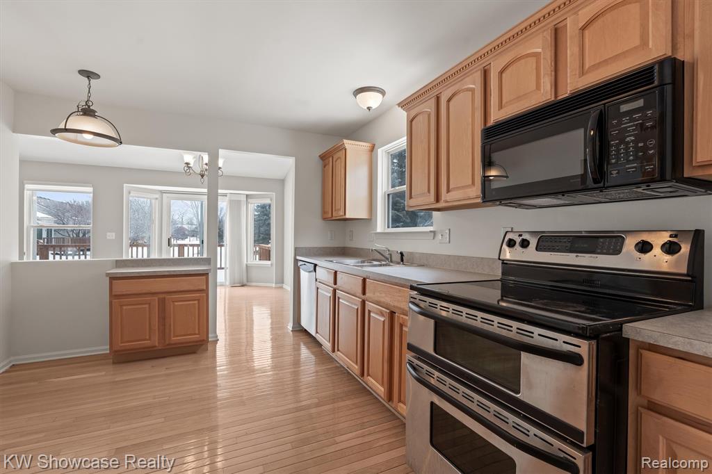 462 Woodhaven Drive, Commerce Twp, MI 48390 — Photo 13