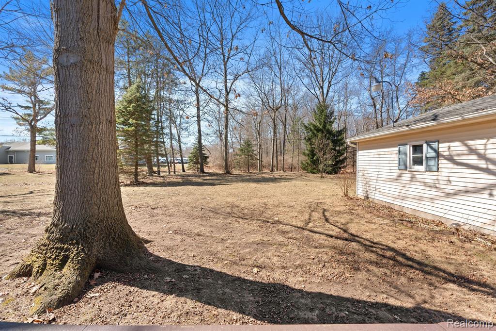 5269 LAKESHORE Road, Fort Gratiot, MI 48059 — Photo 18