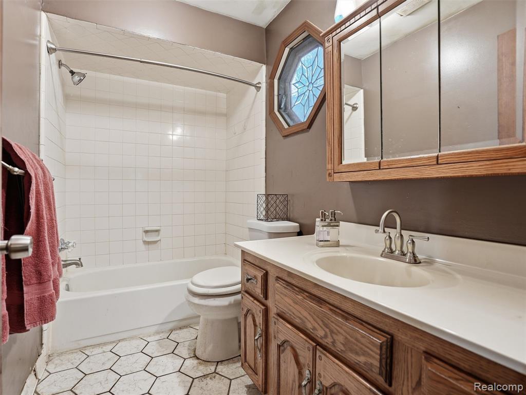 69 E Burdick Street, Oxford, MI 48371 — Photo 14