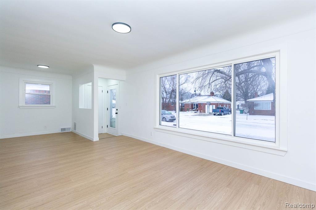 18099 Oak Avenue, Eastpointe, MI 48021 — Photo 4