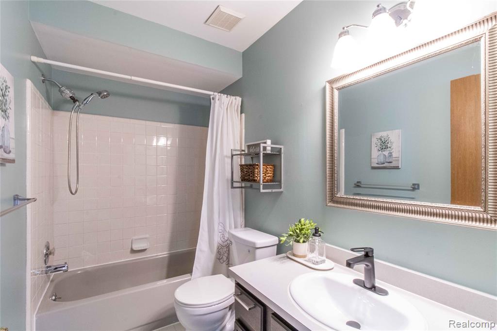 40216 Denbigh Drive, Sterling Heights, MI 48310 — Photo 29